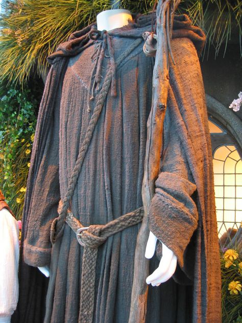 Gandalf the Grey - good resource Gandalf Costume Diy, Wizard Costume Male Diy, Diy Gandalf Costume, Gandalf Hat, Gandalf Cosplay, Gandalf Costume, Sulley Costume, Hobbit Birthday, Hobbit Costume