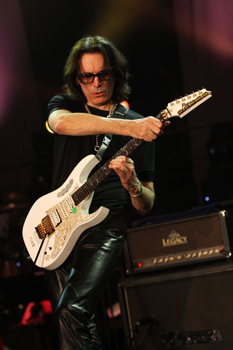 Steve Vai Steve Vai Wallpaper, Steve Vai 80s, Stevie Vai, Guitar Icons, Guitar Legends, Ibanez Guitars, Eric Johnson, Guitar Photos, Steve Vai