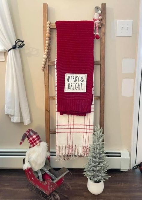 Blanket Ladder Christmas Decor, Ladder Decor Living Room, Christmas Blanket Ladder, Throw Ladder, Ladder Christmas Decor, Christmas Ladders Ideas, Blanket Ladder Decor, Christmas Ladder, Scale Decor