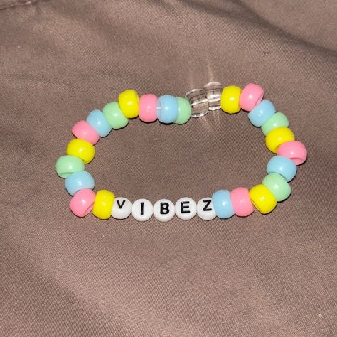 This Is A Bracelet With Pastel Rainbow Pony Beads, And Has The Word Vibez Pastel Pony Bead Bracelet, Pony Bead Color Combos, Cute Pony Bead Bracelet Ideas, Pony Bead Bracelet Ideas, Pony Bead Bracelets Ideas, Pony Beads Bracelet, Kandi Beads, Bracelet Business, Girl Pony