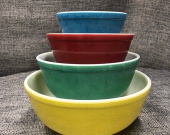 Vintage Pyrex Patterns, Colors Mixing, Pyrex Vintage Rare, Pyrex Primary Colors, Pyrex Patterns, Vintage Pyrex Bowls, Blue Corn, Kitchen Dinnerware, Mixing Bowls Set