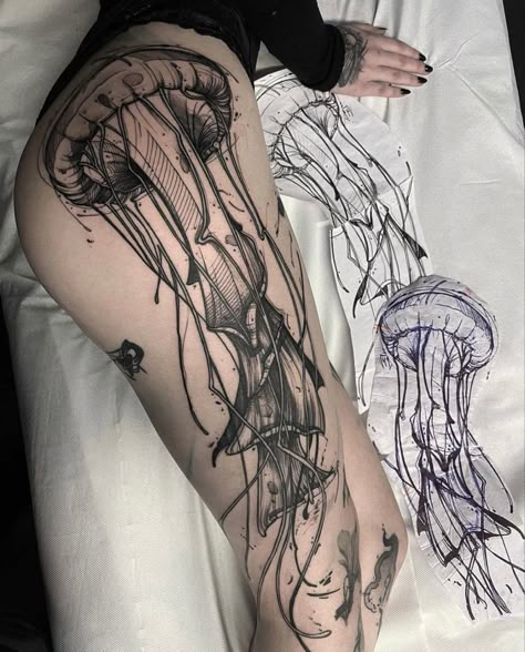 Gotik Tattoo, Funky Tattoos, Jellyfish Tattoo, Sharpie Tattoos, Wicked Tattoos, Tasteful Tattoos, Black Ink Tattoos, Elegant Tattoos, Dope Tattoos