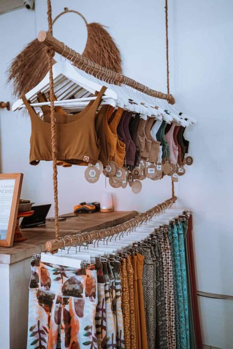 Boho Shop Decor, Wooden Shop Design, Vintage Retail Display Ideas, Boho Market Stall, Resale Shop Ideas Thrift Stores, Clothes Store Ideas, Market Place Design, Aesthetic Stores Interior, Swimwear Display