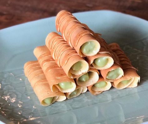 Thai Crepes with Pandan Cream (Khanom Tokyo) - Chef Jet Tila Thai Crepe Recipe, Thai Crepe, Thai Dessert Recipe, Thai Deserts, Crepe Dessert, Thai Desert, Chef Jet Tila, Thai Recipes Dessert, Sweet Toast