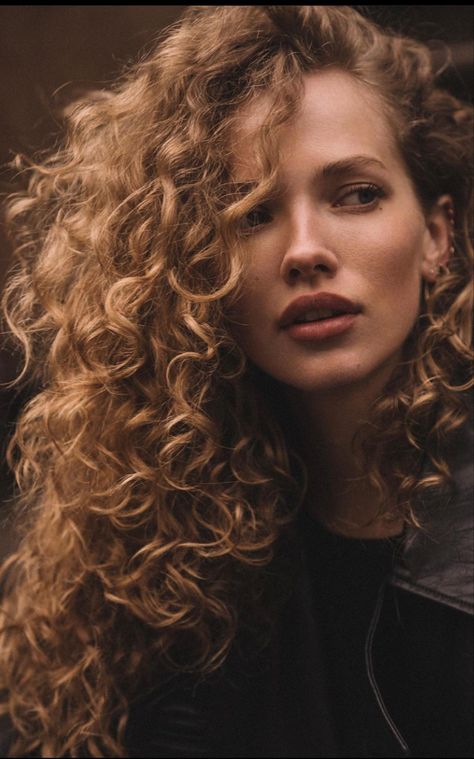 Tanya Kizko, Curly Hair Model, Spring Walk, Blonde Curly Hair, Blonde Curls, Honey Hair, Haircuts For Curly Hair, Curly Hair Women, Curly Hair Inspiration