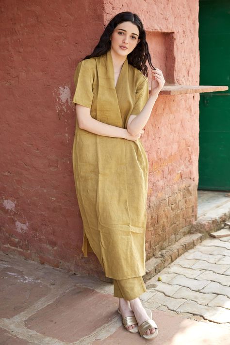 Linen Kurti Design, Smocked Dress For Women, Linen Suits Women, Kurta Patterns, Frock Fashion, Designer Kurti Patterns, Fancy Sarees Party Wear, Indian Dresses Traditional, Kurta Designs Women