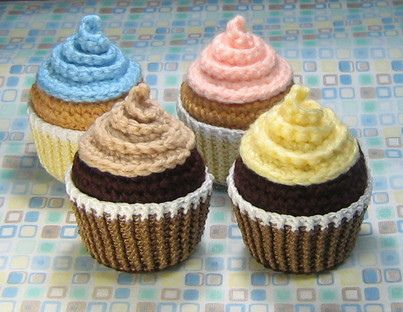 Cupcake Crochet Pattern by stripeyblue, via Flickr Crochet Desserts, Knitted Cakes, Crochet Cupcakes, Cupcake Crochet, Cupcake Crafts, Crochet Cake, Crochet Cupcake, Crochet Food, Haken Baby