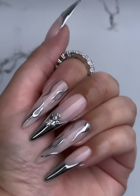 Baddie Almond Nails Chrome, Long Metallic Nails, Stilleto Nails Silver, Baddie Nails Stiletto, Silver Nails Long, Nails With Silver Design, Long Almond Nails Designs, Silver Stiletto Nails, Black And Chrome Nails