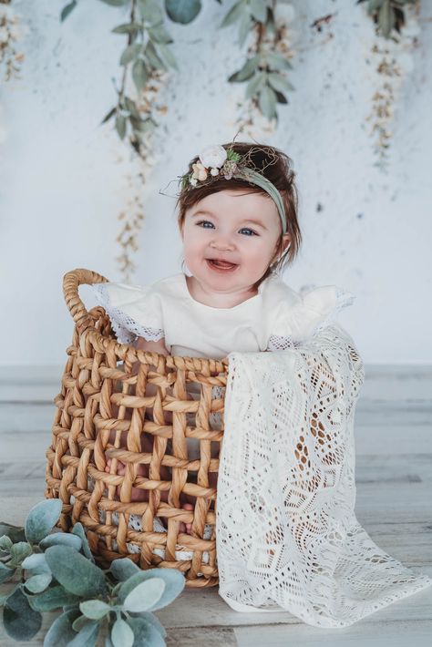 Boho 6 Month Photoshoot, 6 Month Photoshoot Ideas Babygirl, Boho First Birthday Photoshoot, Babygirl Photoshoot Ideas, 5 Month Photoshoot, Six Month Baby, 6 Month Baby Picture Ideas, Photo Bb, Diy Newborn Photography