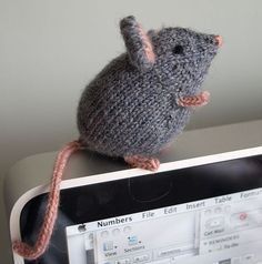 Knitted Mouse, Animal Knitting Patterns, Crochet Mouse, Knitting Patterns Toys, Knitted Animals, Knitted Wit, Knitted Dolls, Knitting For Kids, Knit Or Crochet