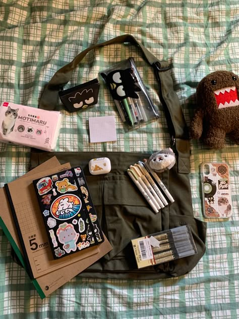 Domo Aesthetic, What's In My Backpack, Everyday Bag Essentials, Messanger Bag, School Bag Essentials, Backpack Essentials, Inside My Bag, Purse Essentials, Handbag Essentials