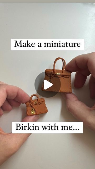 Liz Forbear on Instagram: "Barbie size Birkin anyone!   If you would like the printable that I used as a template comment TEMPLATE below and I will message it to you, I have it in 12th and 6th scale.   Even though I am meant to be making all things fall related right now, when I have packs of leather effect FIMO how else am I meant to PROCRASTINATE?   This polymer clay is definitely interesting I’ll give it that! Very different texture. Has anyone else tried leather effect fimo yet?   You can also use normal polymer clay to make these miniature bags and just texture it by rolling some fabric on top of it. If you need any help let me know.   Tag me if you try it!!   #birkinbag #miniatures #handmademiniatures #dollhouseminiatures #artsandcrafts #dollhouse #polymerclay" Diy Polymer Clay Miniatures, Miniature Bag Diy, Polymer Clay Miniatures Doll Houses, Polymer Clay Dollhouse Miniatures Diy, Polymer Clay Useful Items, Miniature Dolls How To Make, Miniature Printables Templates, Mini Things Diy How To Make, Diy Barbie Accessories