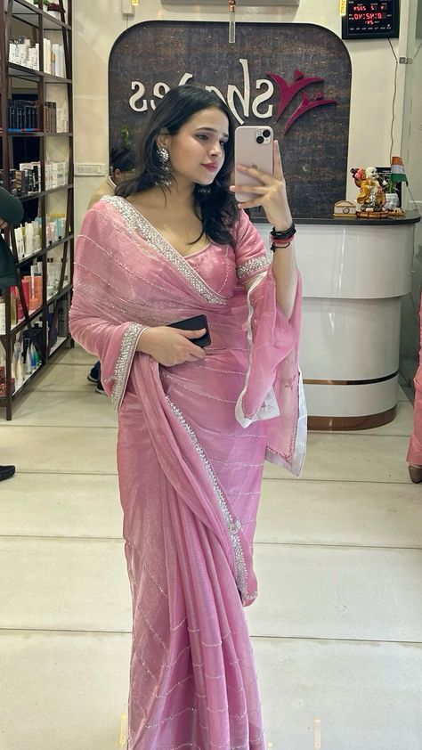 Pink Saree With Pink Blouse, Pink Farewell Saree, Blouse Design For Girls Saree, Pink Tissue Saree Blouse Designs, Blouse With Pink Saree, Embroidered Organza Saree, Pink Tissue Silk Saree, Jimmy Choo Saree Blouse Design, Saree For Girls Wedding