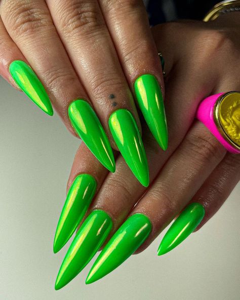 Chrome Summer Nails: Your Go-To Guide for Shiny, Seasonal Manicures 5 Bright Green Chrome Nails, Lime Chrome Nails, Lime Green Chrome Nails, Chrome Nails Green, Bright Green Nails, Chrome Summer Nails, Lime Nails, Purple Chrome Nails, Chrome Manicure