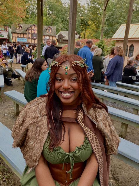 halloween / renaissance fair costume Ren Fair Hair, Ren Faire Hair, Renicansse Fair Outfits, Ren Fair, Renfaire Outfit, Curly Hair Drawing, Ren Faire Outfits, Fairy Halloween Costumes, Fairy Festival