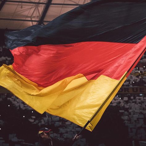 🔝🇩🇪 #weltrangliste #diemannschaft . . . 1. 🇩🇪 2. 🇧🇷 3. 🇧🇪 4. 🇵🇹 5. 🇦🇷 German Flag Aesthetic, German Flag Wallpaper, Germany Football Wallpaper, Germany Team Wallpaper, Flag Germany, East Germany Flag, Thomas Muller, Germany Football, Dfb Team