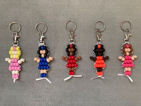 Custom Beaded Girl Keychain #BeadingPatterns #BeadingPatternsFree #BeadingPatternsFreeTutorials Pony Bead Jewelry, Ribbon Lanyard, Bead Lizard, Fun Party Favors, Safety Pin Crafts, Pony Bead Projects, Pony Bead Crafts, Beaded Banners, Girls Keychain