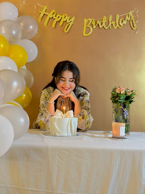 Birthday Pose With Cake, Birthday Poses For Instagram Outside, Poses With Cake Birthday, Cake Poses Photo Ideas, Birthday Cake Photoshoot Ideas, Birthday Poses With Cake, Snack Pictures, Birthday Frocks, Cake Photoshoot