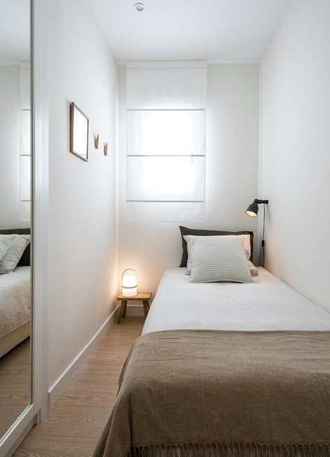 Este piso de alquiler turístico mide tan solo 29 m2- Micasarevista Small Bedroom Guest Rooms, Small Apartment 2 Bedroom, Micro Bedroom Ideas, Small Bedroom Tv Ideas, Mini Bedroom Ideas Small Spaces, Small Room 2 Beds Ideas, Micro Apartment Ideas, Tiny Room Design, Mini Bedroom Ideas