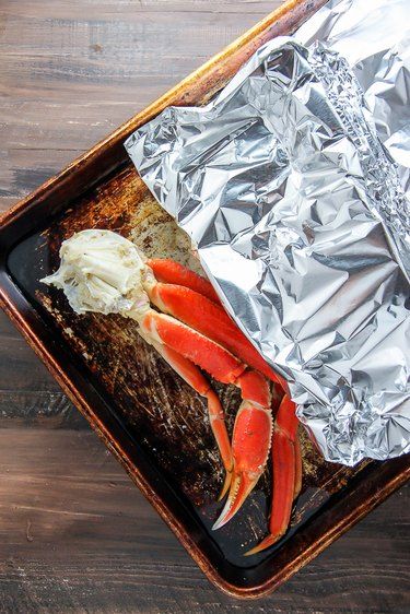 Cook Fish In The Oven, Lobster Tail Oven, Fish On The Grill, Fish In The Oven, Steamed Crab Legs, Cooking Crab Legs, Cooking Crab, Crab Legs Recipe, Seafood Party