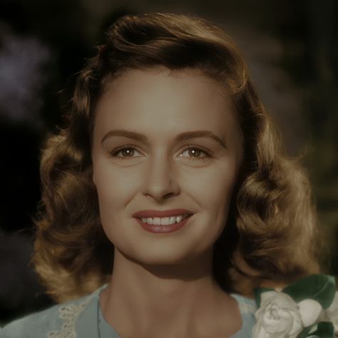 Donna Reed as Mary Hatch Bailey #itsawonderfullife #classicfilm Old Christmas Movies, The Donna Reed Show, Decades Fashion, It’s A Wonderful Life, Play Makeup, Donna Reed, People Of Interest, Wonderful Life, Soft Classic