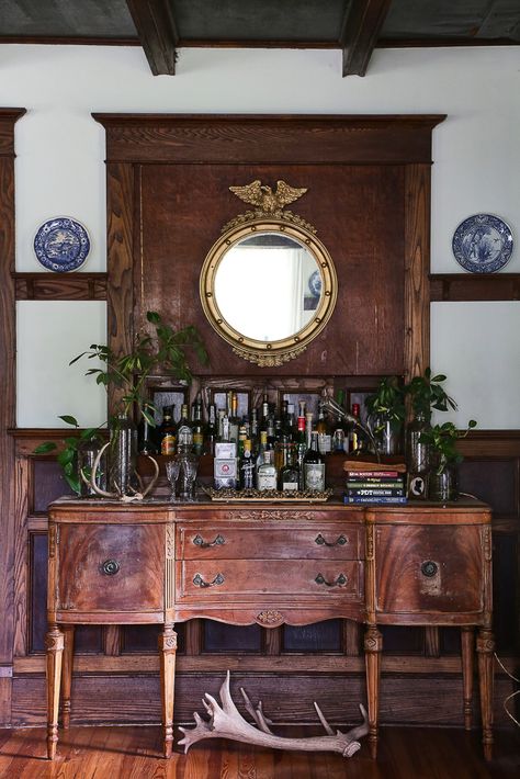 Furniture Websites, Home Bar Ideas, Bandeja Bar, Antique Buffet, Antique Bar, Antique Home, Inexpensive Furniture, Beautiful Bars, Bar Cart Decor