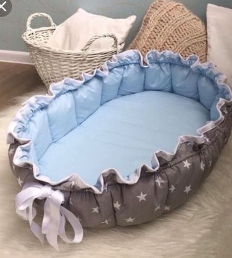 Free Pdf Pattern Sewing, Baby Nesting, Baby Sleeping Basket, Baby Sewing Patterns Free, Baby Crib Diy, Diy Cat Bed, Couture Bb, Baby Sofa, Baby Nest Bed