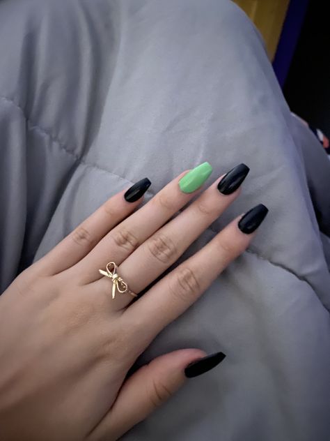 Black coffin nails with fun green accent L Nails, Black Gel Nails, Black Coffin Nails, Green Acrylic Nails, Edgy Nails, Simple Acrylic Nails, Fall Acrylic Nails, Accent Nails, Dream Nails