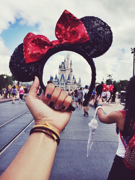 #MagicKingdom Family Pictures At Disney World, Magic Kingdom Poses Ideas, Magic Kingdom Poses, Magic Kingdom Picture Ideas, Disneyland Paris Pictures, Disneyland Photo Ideas Instagram, Disneyland Paris Photo Ideas, Disneyland Picture Ideas, Magic Kingdom Photo Ideas