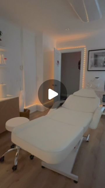 Lena laser clinic on Instagram: "Our Spa room at @lena.beautylounge is a safe and calming space for YOU🧖‍♀️ We all deserve a fall break, start the season with a relaxing face massage!🌸  Book Today🩷 Link in bio☝🏻  #laserhairremoval #skincare #laser #beautysalon #nailart #beauty #laserclinic #laseraurora #laserhairremovalaurora #salonaurora💎 #beautysalonaurora #smoothskin" Spa Room At Home Ideas, Facial Room Decor Ideas, Small Massage Room Ideas, Facial Room Ideas Estheticians, Small Esthetician Room Ideas, Luxury Clinic, Massage Room Ideas, Home Massage Room, Spa Room Ideas Estheticians