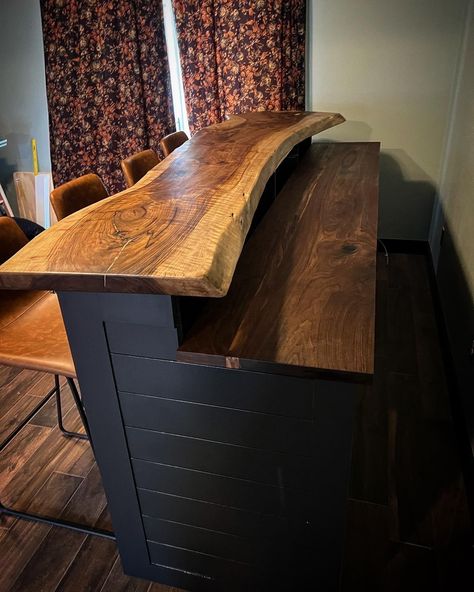 Double Countertop Bar, Raw Edge Bar Top, Wood Bar Table Design, Diy Bar Makeover, Unique Bar Top Ideas, Diy Bar Area In Home, Live Edge Bar Ideas, Mancave Bar Ideas, Outside Bar Ideas Diy