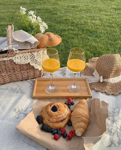 Breakfast Picnic, Picnic Date Food, Picnic Inspiration, Picnic Decorations, Food Basket, Picnic Date, Perfect Picnic, Picnic Time, Picnic Food