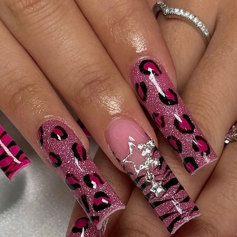 Y2k Nails Without Charms, Pink Leopard Nails Acrylic, Y2k Nails Leopard Print, Y2k Nails Tutorial, Pink Leapord Nails Acrylic, Hot Pink Zebra Nails, Pink Tiger Nails, 2000 Inspired Nails, Purple Cheetah Nails