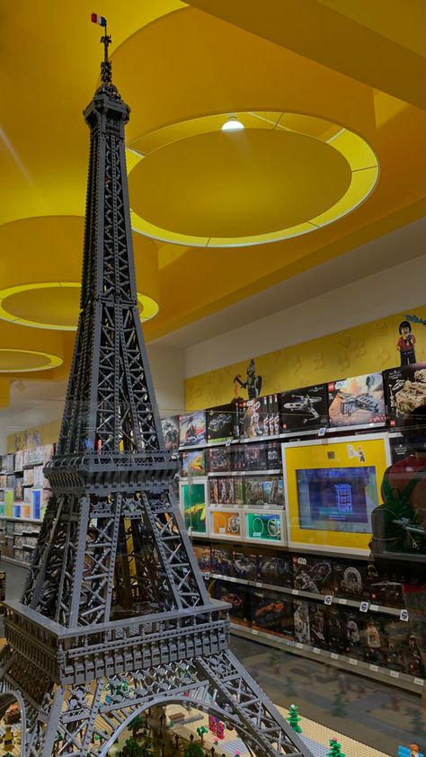 in lego store a big build Eiffel tower made with legos Lego Effiel Tower, Lego Eiffel Tower, Lego Room Decor, Lego Creative, Lego Pictures, Lego Room, Lego Design, Lego Building, Cool Lego