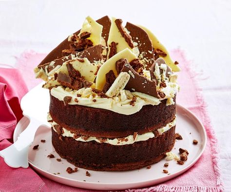 This decadent Tim Tam layer cake recipe is super easy to make with whipped cream cheese layered between chocolate sponge cakes & decorated with chocolate shards. Tim Tam Cake, Ricotta Recipes Dessert, Quick Cheesecake, Holiday Menu Ideas, Chocolate Shards, Crumble Cookie Recipe, Coconut Biscuits, Crumble Cookie, Making Whipped Cream