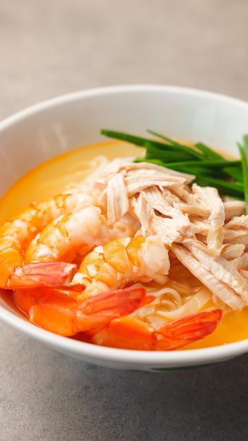 Shredded Chicken Soup, Noodles Lover, Malaysian Food, Ipoh, Pasta Recipe, Shredded Chicken, Chicken Soup, Noodle Soup, Chinese Food