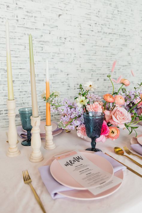 FUNKY PASTEL WEDDING IDEAS | Bespoke-Bride: Wedding Blog Pastel Theme Wedding Decor, Pastel Table Decorations, Funky Wedding Decor, Pastel Theme Wedding, Pastel Table Decor, Eclectic Wedding Decor, Pastel Wedding Ideas, Pastel Weddings, Pastel Wedding Decorations