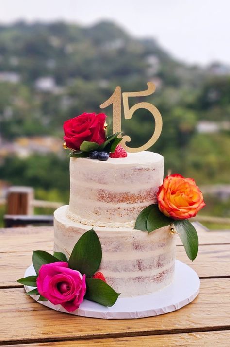 Two-tier naked cake for 15th birthday (quinceañera), natural flowers (roses). Naked Cake Birthday, 15th Birthday Cake, 15th Birthday Cakes, Event Photo Booth, Quinceanera Cakes, Birthday Inspo, Natural Flowers, Small Cake, 15th Birthday