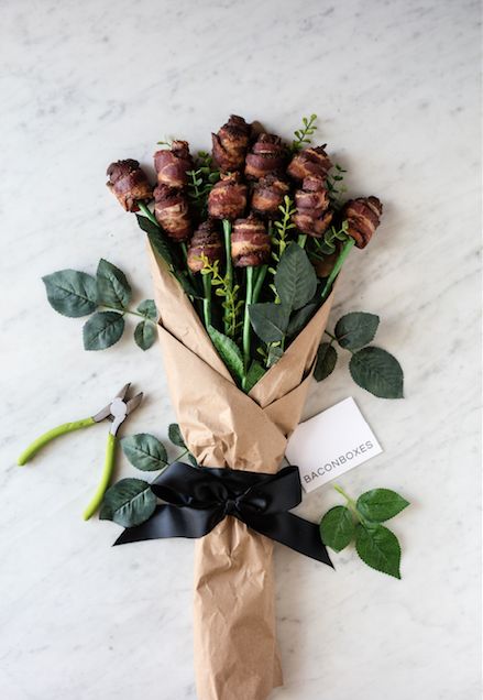 Breakfast Ideas For Boyfriend, Bacon Bouquet, Bacon Roses, Bacon Gifts, Weird Valentines, Food Bouquet, Edible Bouquets, Valentines Gift Guide, Cute Valentines Day Gifts