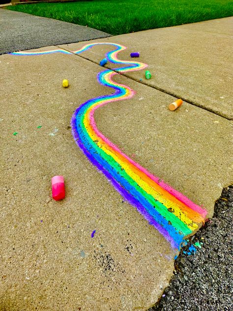 Cute Sidewalk Chalk Art Easy Summer, Sidewalk Chalk Ideas Easy, Chalk Driveway Ideas, Cool Chalk Art, Things To Do With Chalk, Mario Chalk Art, Cool Chalk Ideas, Easy Sidewalk Chalk Art Ideas, Chalk Mandala