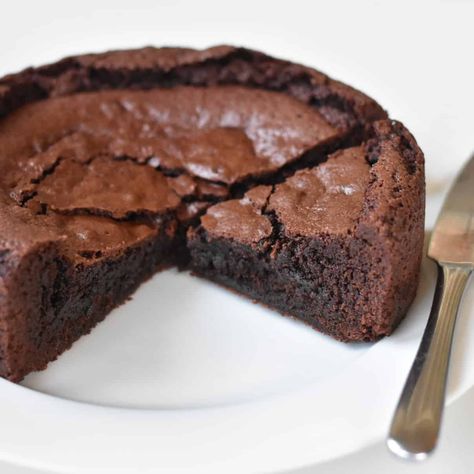 Chocolate Fudge Cake | Baking Envy Baking Envy, Easy Chocolate Fudge Cake, Easy Chocolate Fudge, Muffin Cake, Chocolate Fudge Cake, Chocolate Delight, No Bake Brownies, Delicious Cake Recipes, Fudge Cake