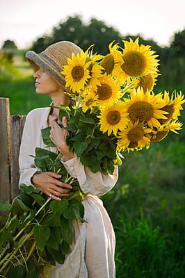 Sunflower Photography, Large Bouquet, Sunflower Bouquets, Holding Flowers, Flower Farm, English Garden, Drawing Poses, Cut Flowers, Love Flowers