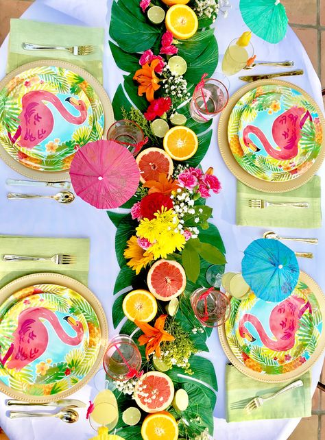 Tropical Flamingo Dinner Party - Pop of Gold Tropical Party Favors, Flamingo Party Supplies, Hawaii Theme, Party Tablescapes, Fiesta Tropical, Hawaii Party, Sweet Cocktails, Tropical Birthday, Dinner Party Table