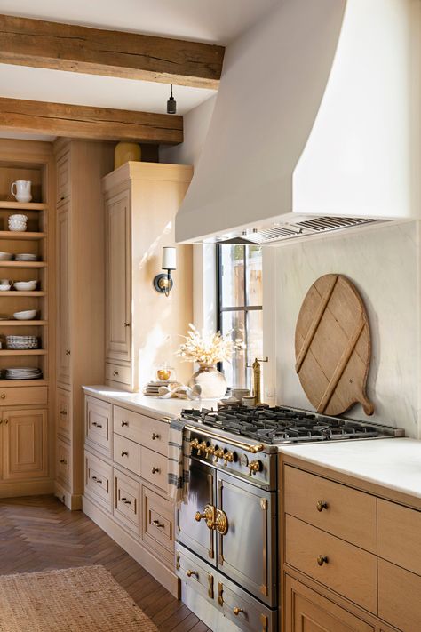 White oak kitchen cabinets with plaster range hood Cream Kitchen Cabinets, Pantry Cabinets, Indoor Outdoor Kitchen, Kitchen Hoods, Kitchen Reno, Dream Houses, California Homes, Range Hood, Kitchen Pantry