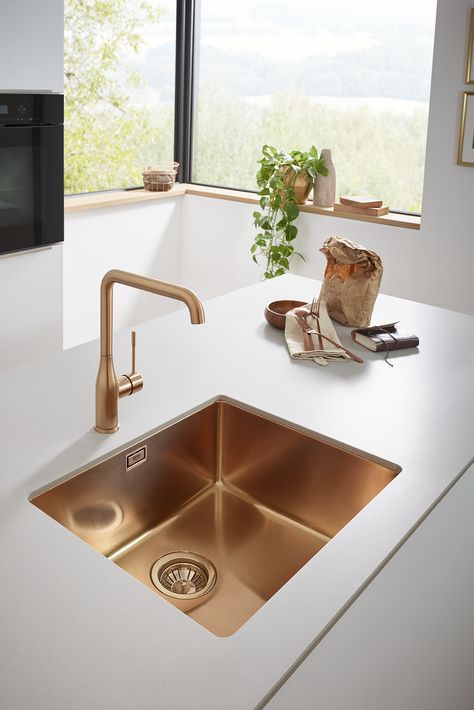 Gold Kitchen Cabinets, Colourful Bathroom Ideas, Colourful Bathroom, Kitchen Refacing, Brass Kitchen Sink, Best Kitchen Colors, Wren Kitchen, Rose Gold Kitchen, Gold Home Accessories