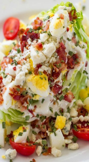 Iceberg Wedge Salad, Wedge Salad Recipes, Pollo Tropical, Wedge Salad, Salad Salad, Resep Salad, Resep Diet, Best Salad Recipes, Salad Side Dishes