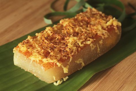 Cassava cake is made from grated cassava, coconut milk, and condensed milk with a rich and creamy custard layer on top and not overly sweet taste. Cassava Cake Recipe Filipino, Cassava Cake Recipe, Cassava Recipe, Cassava Cake, Microwave Cake, Coconut Milk Recipes, Clam Recipes, Filipino Desserts, Pinoy Food