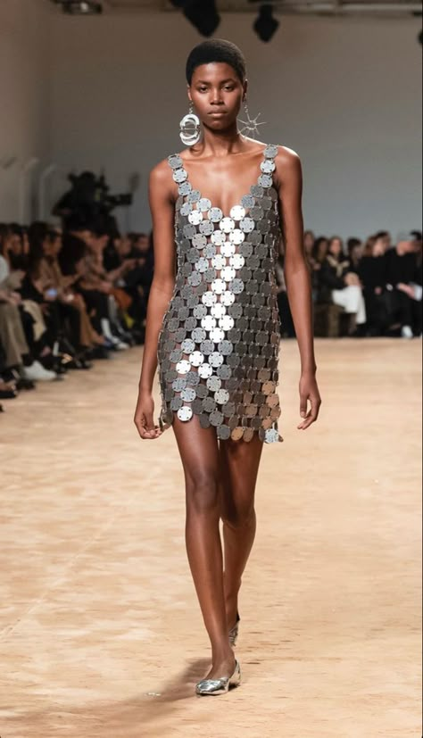 silver metal aesthetic dress paris fashion week inspo paco rabanne Video Graphy, Fashion Theory, Fashion Collection Inspiration, Silver Sequin Top, Dress Paris, Paris Vogue, Metal Dress, Sculptural Fashion, Outfit Essentials