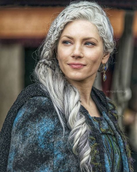 LOOK AT THIS BEAUTY 😍📷 New pic of Lagertha in Vikings [5x12] Katheryn Winnick Vikings, Lagertha Vikings, Ragnar Vikings, Lagertha Hair, Vikings Lagertha, Costume Viking, Vikings Tv Show, Vikings Ragnar, Alexander Ludwig