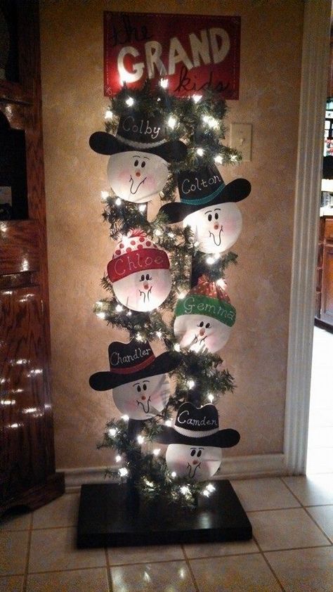 Personalized snowmen family totem pole. Family Totem Pole, Snowmen Family, Christmas Crafts Snowman, Wooden Christmas Crafts, Wooden Christmas Decorations, Snowman Christmas Decorations, Easy Christmas Decorations, Christmas Decorations Diy Outdoor, Family Christmas Ornaments